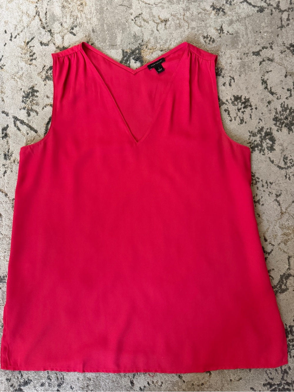 Ann Taylor V-Neck Sleeveless Camisole in Fuchsia